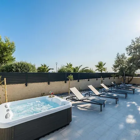 Ferienhaus Mit Privatpool Fuer 6 Personen Ca 150 Qm In Privlaka, Dalmatien Norddalmatien - B53158 * 프리블라카