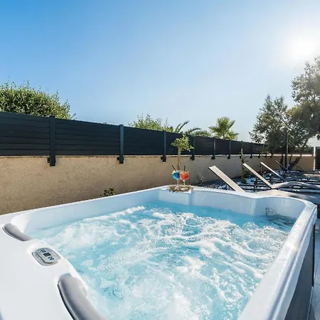 Ferienhaus Mit Privatpool Fuer 6 Personen Ca 150 Qm In Privlaka, Dalmatien Norddalmatien - B53158 *
